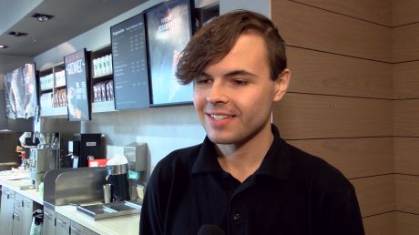 O płatności kartami zbliżeniowymi mówi Dawid Oczkowski, pracownik kawiarni